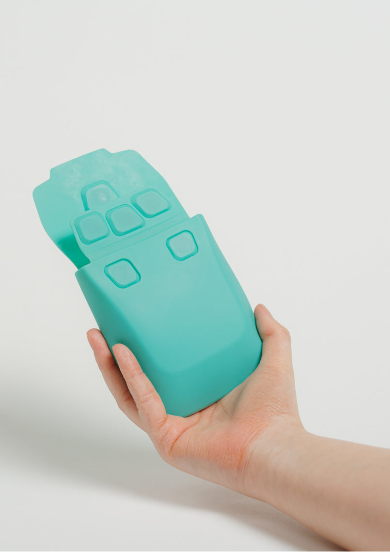 Snacket Aqua opened in hand